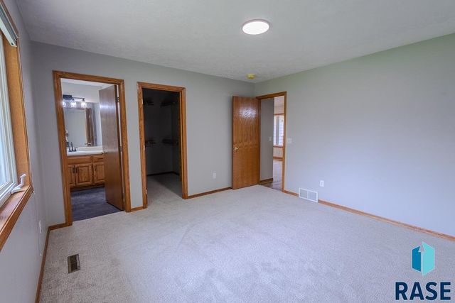 4421 E 38th St Street, Sioux Falls, SD 57103