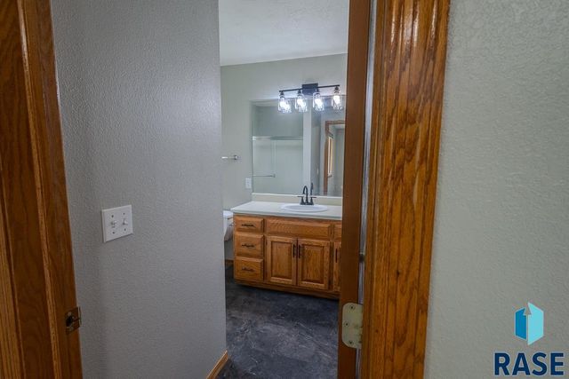 4421 E 38th St Street, Sioux Falls, SD 57103