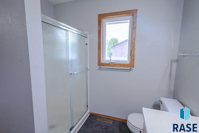 4421 E 38th St Street, Sioux Falls, SD 57103