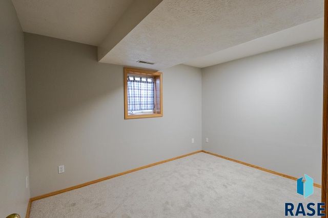 4421 E 38th St Street, Sioux Falls, SD 57103