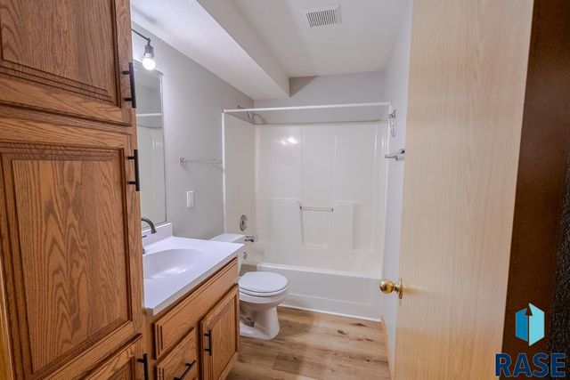 4421 E 38th St Street, Sioux Falls, SD 57103