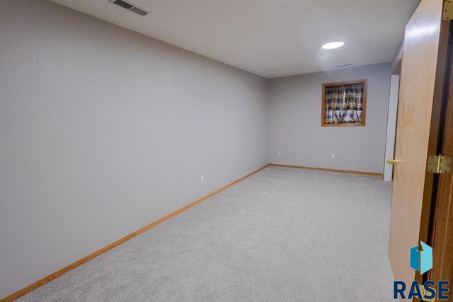 4421 E 38th St Street, Sioux Falls, SD 57103