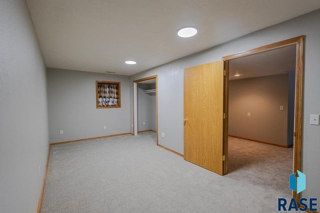 4421 E 38th St Street, Sioux Falls, SD 57103