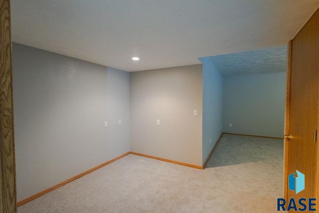 4421 E 38th St Street, Sioux Falls, SD 57103