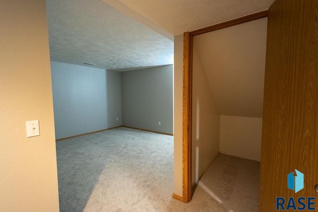 4421 E 38th St Street, Sioux Falls, SD 57103