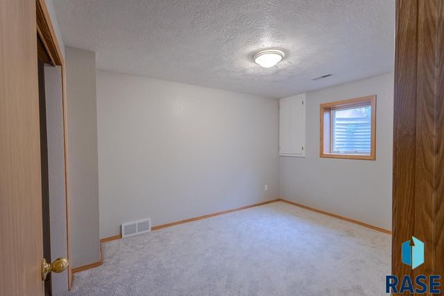 4421 E 38th St Street, Sioux Falls, SD 57103
