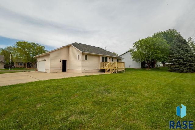 4421 E 38th St Street, Sioux Falls, SD 57103
