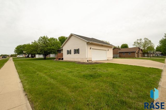 4421 E 38th St Street, Sioux Falls, SD 57103