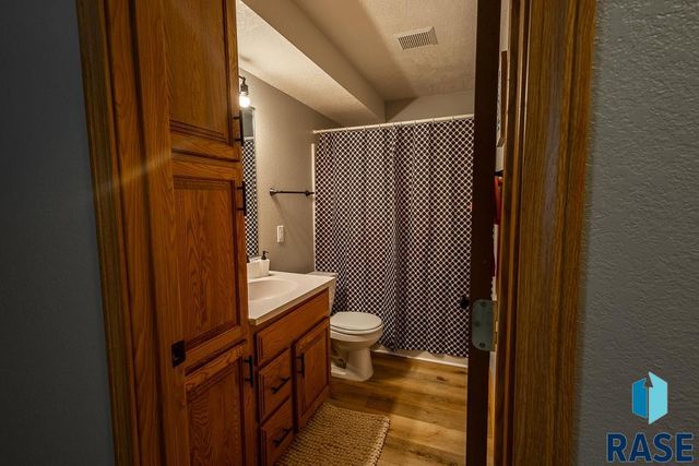 4421 E 38th St Street, Sioux Falls, SD 57103