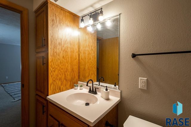 4421 E 38th St Street, Sioux Falls, SD 57103