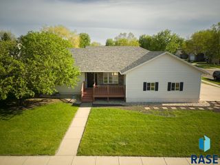 4421 E 38th St Street, Sioux Falls, SD 57103