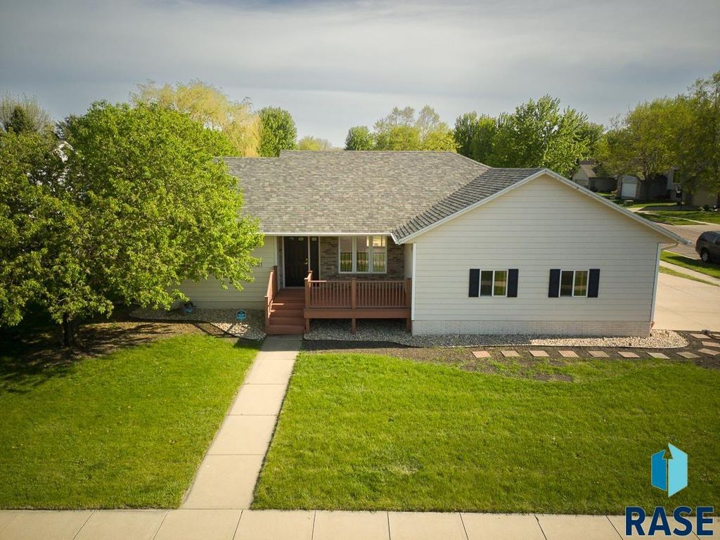 4421 E 38th St Street, Sioux Falls, SD 57103