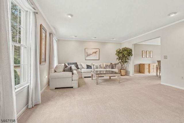 1 Witzling Ct, Raritan Twp., NJ 08822