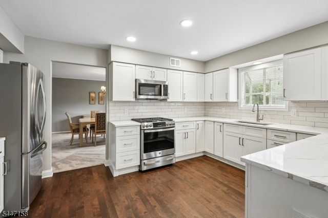 1 Witzling Ct, Raritan Twp., NJ 08822