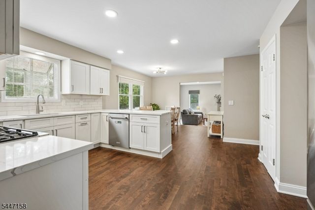 1 Witzling Ct, Raritan Twp., NJ 08822