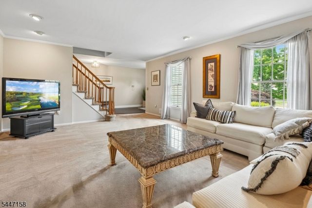 1 Witzling Ct, Raritan Twp., NJ 08822