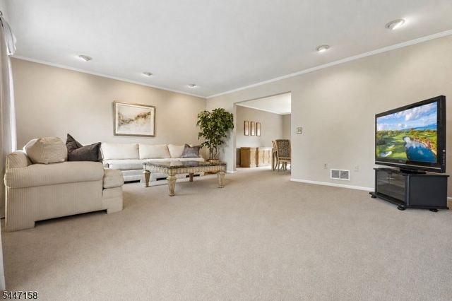 1 Witzling Ct, Raritan Twp., NJ 08822