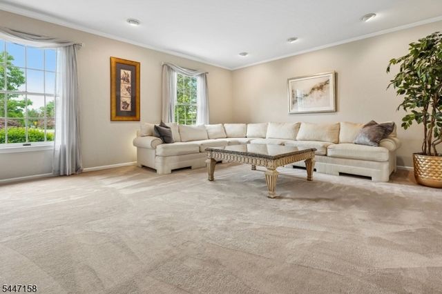 1 Witzling Ct, Raritan Twp., NJ 08822