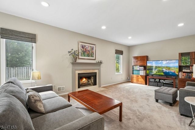 1 Witzling Ct, Raritan Twp., NJ 08822