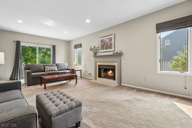 1 Witzling Ct, Raritan Twp., NJ 08822