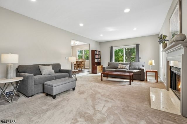 1 Witzling Ct, Raritan Twp., NJ 08822