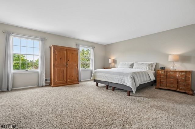 1 Witzling Ct, Raritan Twp., NJ 08822