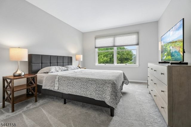 1 Witzling Ct, Raritan Twp., NJ 08822