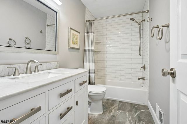 1 Witzling Ct, Raritan Twp., NJ 08822