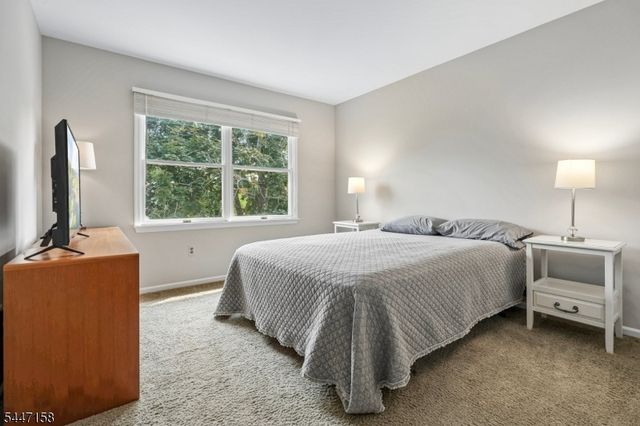 1 Witzling Ct, Raritan Twp., NJ 08822