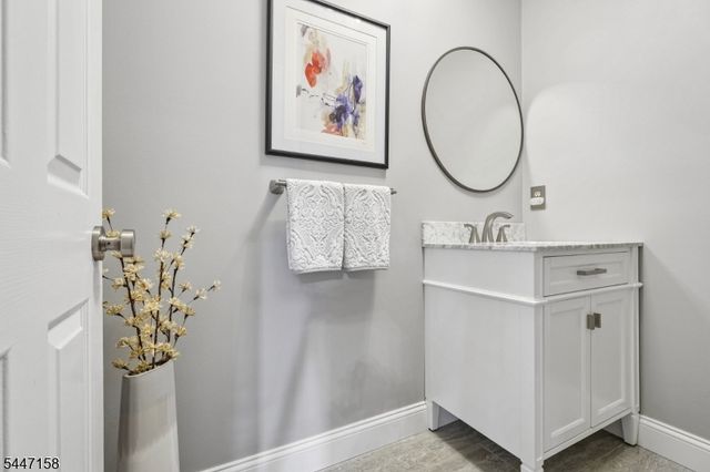 1 Witzling Ct, Raritan Twp., NJ 08822