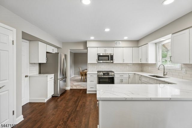 1 Witzling Ct, Raritan Twp., NJ 08822