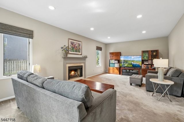 1 Witzling Ct, Raritan Twp., NJ 08822