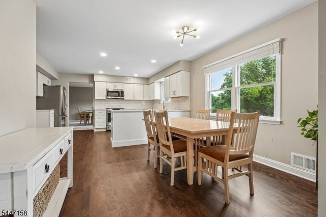 1 Witzling Ct, Raritan Twp., NJ 08822