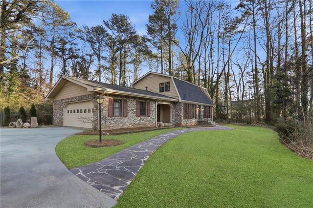 2037 Stoneleigh Drive, Stone Mountain, GA 30087