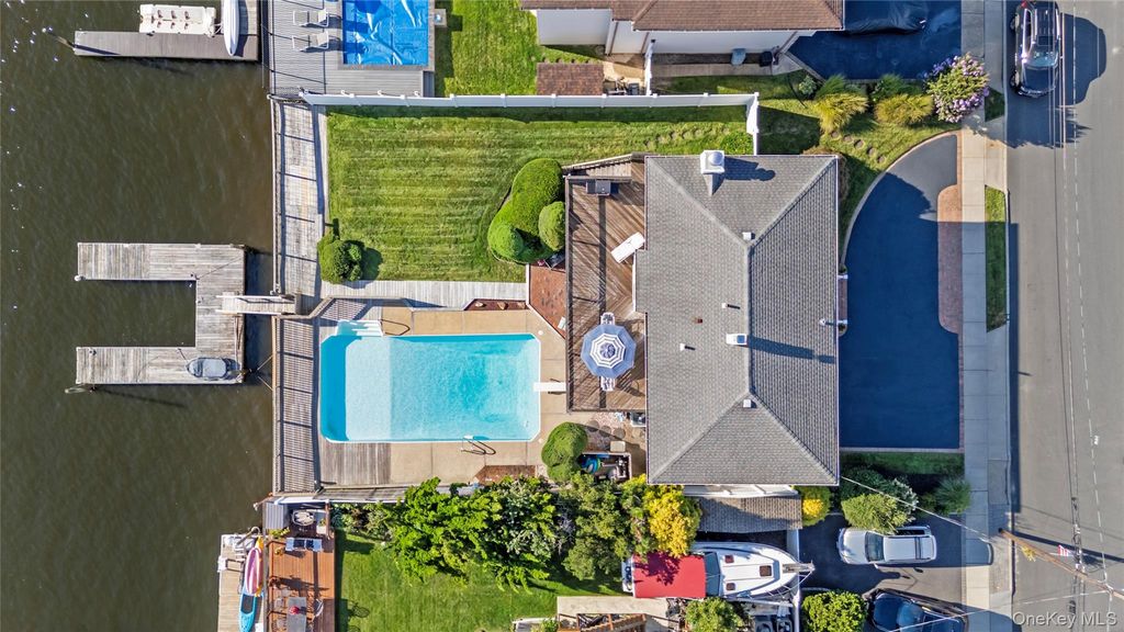 2718 Riverside Drive, Wantagh, NY 11793 — photo 2