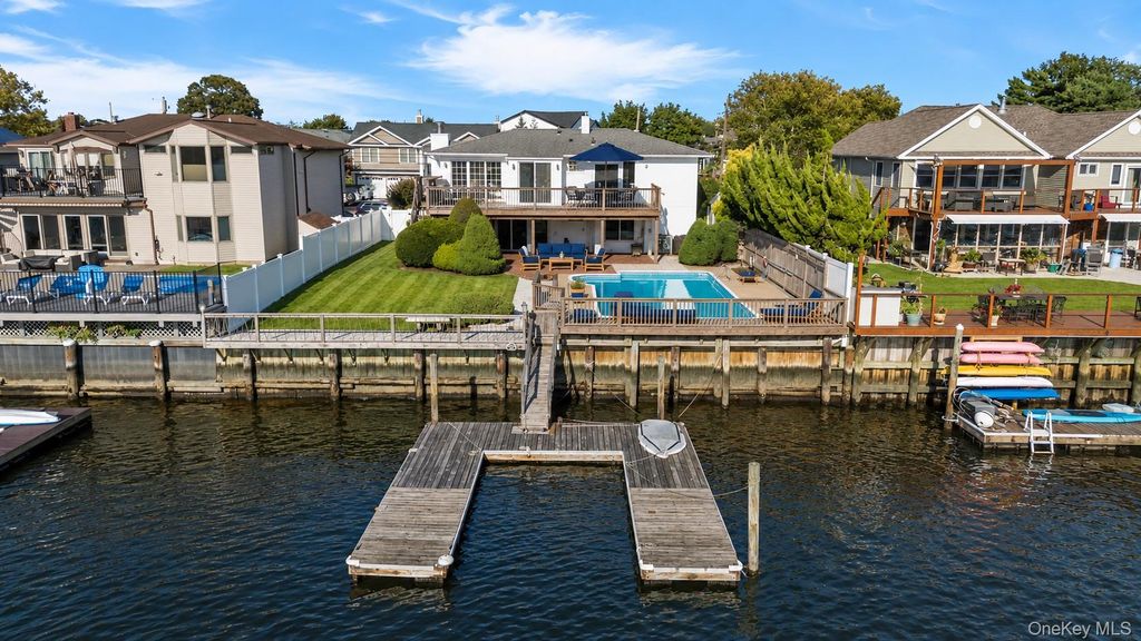 2718 Riverside Drive, Wantagh, NY 11793 — photo 3
