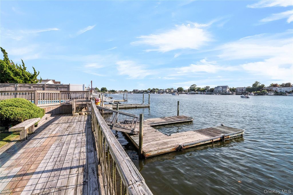 2718 Riverside Drive, Wantagh, NY 11793 — photo 4