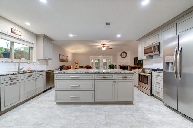 17559 S Compass Rose Circle Circle, Crosby, TX 77532