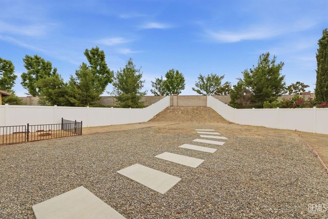 1736 Audley End Place, Bakersfield, CA 93311