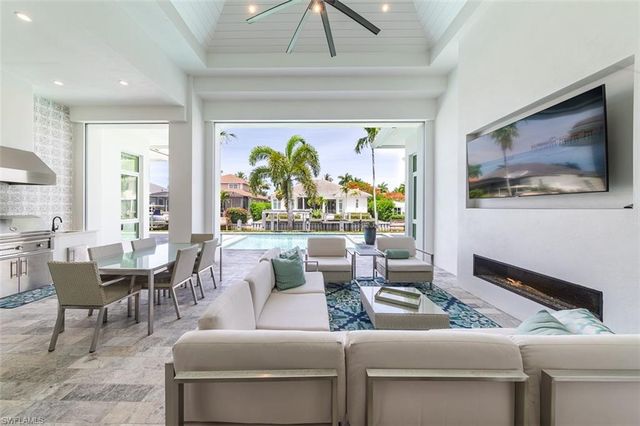 2100 SNOOK DR, Naples, FL 34102