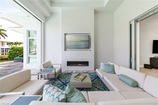 2100 SNOOK DR, Naples, FL 34102