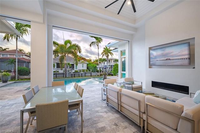 2100 SNOOK DR, Naples, FL 34102
