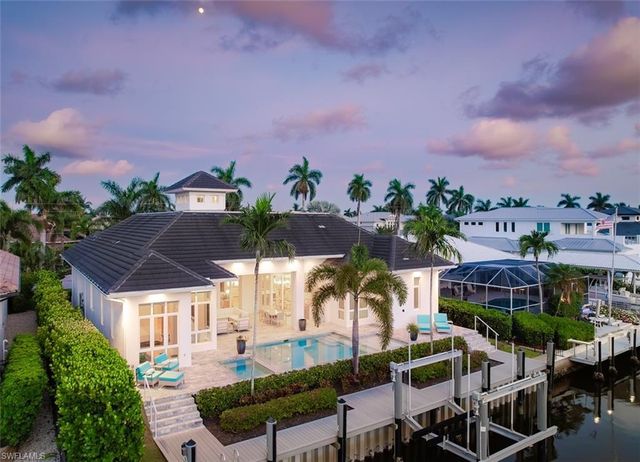 2100 SNOOK DR, Naples, FL 34102