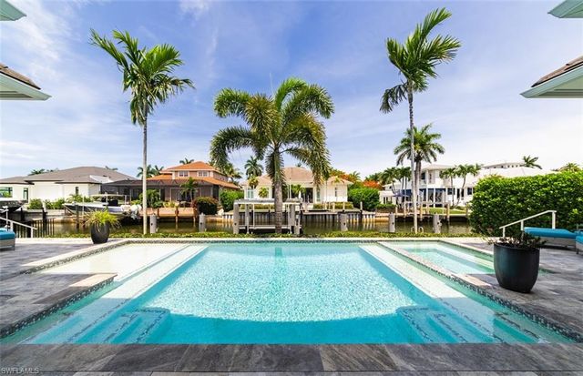 2100 SNOOK DR, Naples, FL 34102