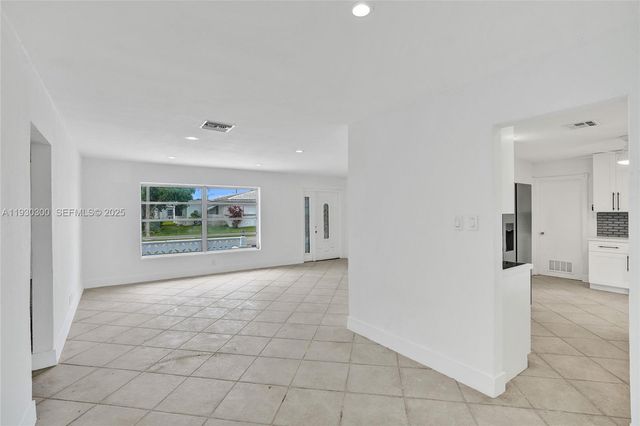 5810 NW 81st Ave, Tamarac, FL 33321