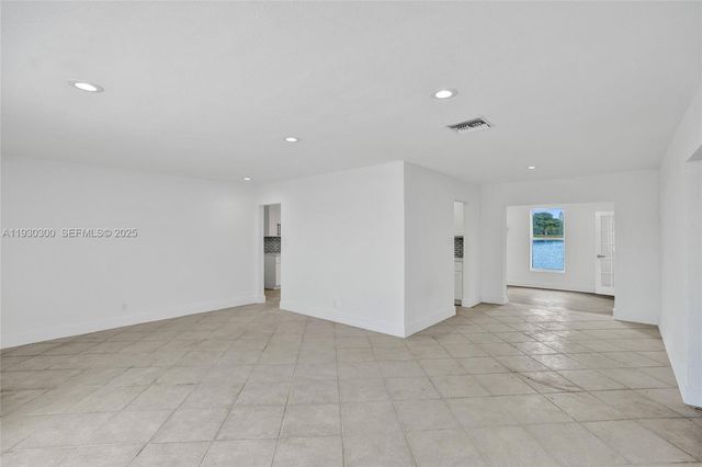 5810 NW 81st Ave, Tamarac, FL 33321