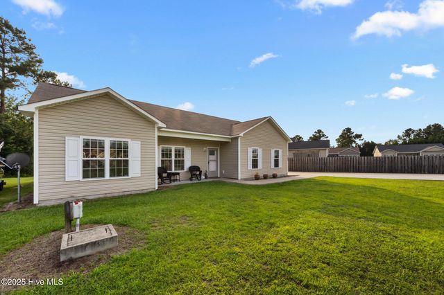 102 Lilac Lane, Richlands, NC 28574