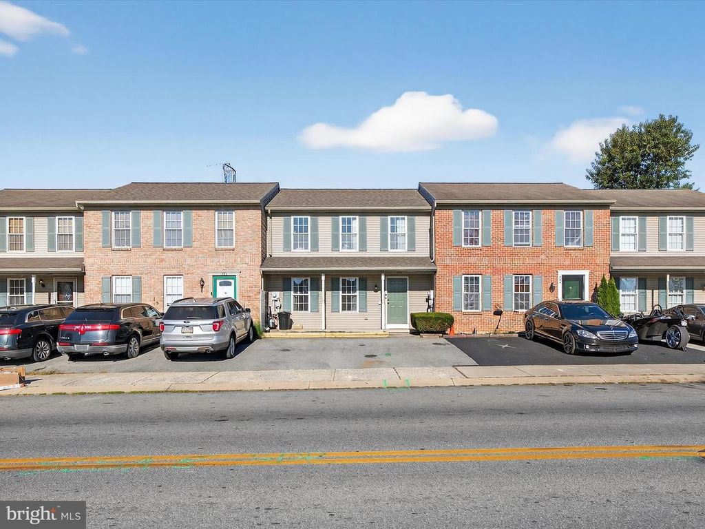 Image 2 of property listing at 884 STERLING PL, Lancaster, PA 17603