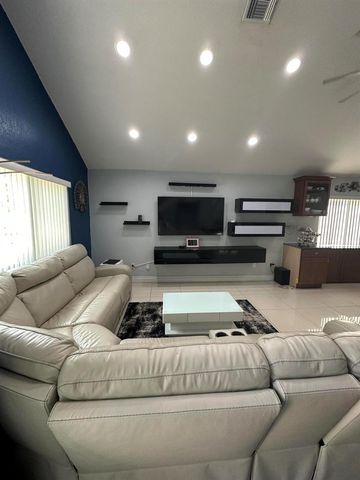 8 ELTON Place, Boynton Beach, FL 33426