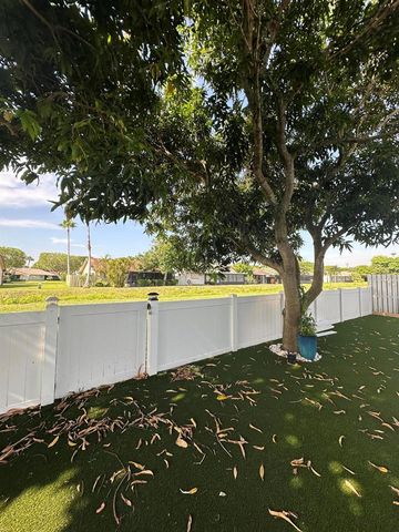 8 ELTON Place, Boynton Beach, FL 33426